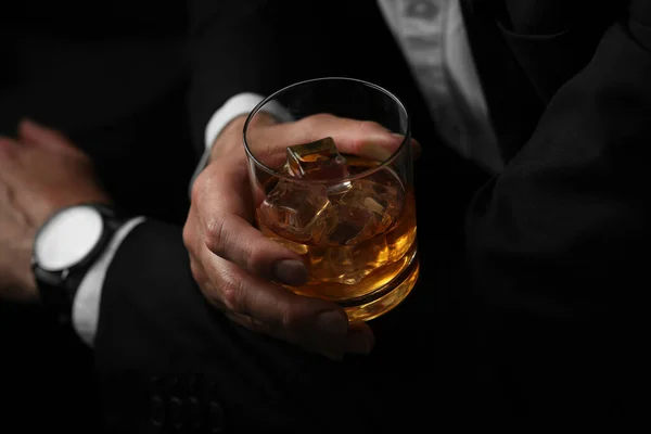 Mann Hält Glas Whisky Mit Eiswürfeln Auf Schwarzem Hintergrund Nahaufnahme — Stockfoto