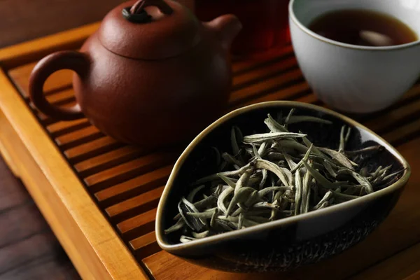 Aromatischer Baihao Yinzhen Tee Und Teekanne Auf Holztablett Nahaufnahme Traditionelle — Stockfoto