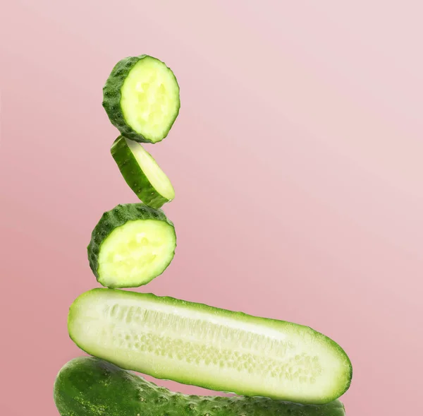 Snijd Hele Verse Komkommers Roze Achtergrond Met Verloop Ruimte Voor — Stockfoto
