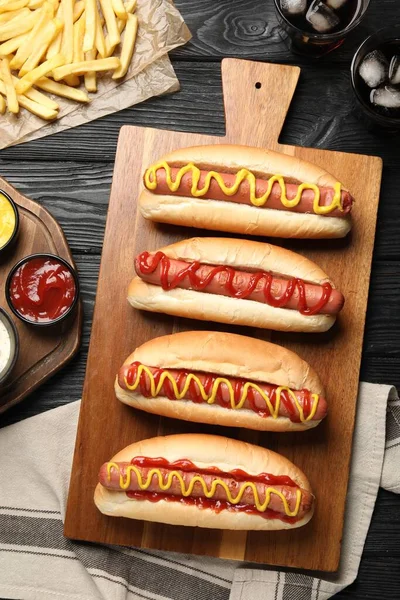 Deliciosos Cachorros Quentes Com Mostarda Ketchup Batatas Fritas Mesa Madeira — Fotografia de Stock