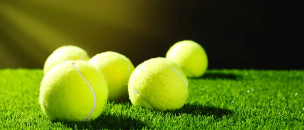 Tennisbälle Auf Grünem Gras Vor Dunklem Hintergrund Platz Für Text — Stockfoto
