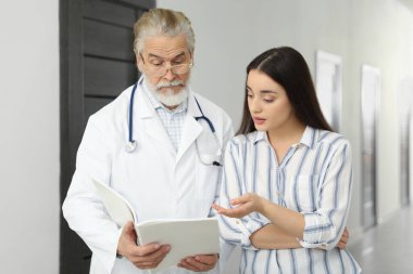 Klinikte defter danışmanı olan kıdemli doktor.