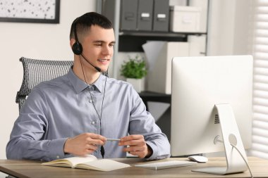 Ofiste çalışan telefon operatörü.