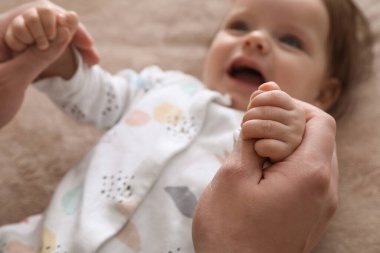 Baba kızıyla battaniyenin üzerinde oynuyor, yakın plan.
