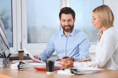 Ofisteki belgelerle çalışan mutlu iş adamları