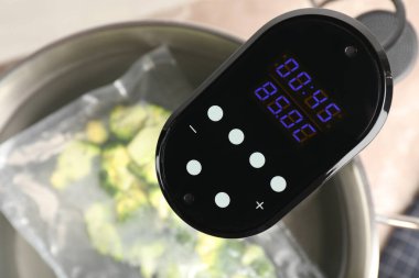 Termal dalış sirkülatörü ve vakumlu brokoli. Masanın üstünde, en üstte. Sos vide pişirme