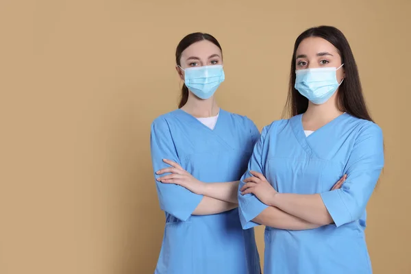 Enfermeras Con Máscaras Protectoras Sobre Fondo Marrón Claro Espacio Para — Foto de Stock