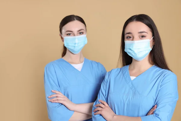 Enfermeras Con Máscaras Protectoras Sobre Fondo Marrón Claro — Foto de Stock