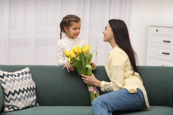 Lánya Boldog Csokor Sárga Tulipánt Ajándékozott Otthon Anyák Napi Ünneplés — Stock Fotó