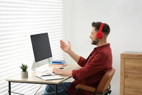 Hombre Con Auriculares Estudiando Computadora Casa Curso Traducción Línea —  Fotos de Stock