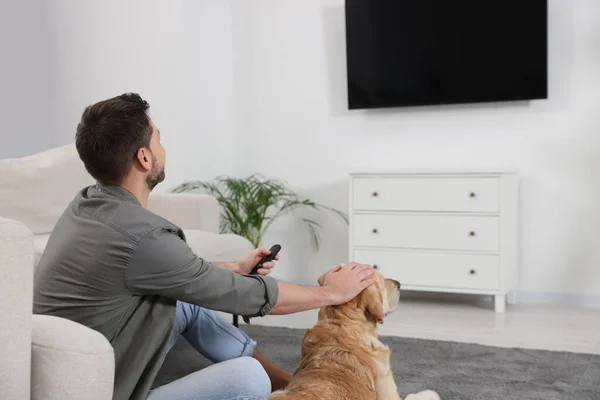 Homme Allumant Télévision Près Son Adorable Labrador Retriever Maison Vue — Photo