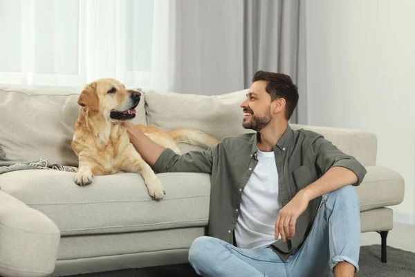 Homme Heureux Avec Son Adorable Labrador Retriever Maison — Photo