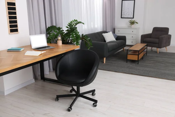 Elegante Interior Habitación Con Cómoda Silla Oficina Escritorio Planta Interior — Foto de Stock