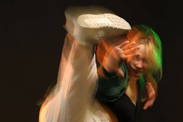 Femeia Tânără Care Interpretează Dans Contemporan Fundal Negru Efect Blur — Fotografie, imagine de stoc