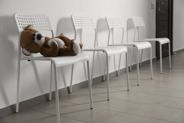 可爱的泰迪熊留在室内椅子上 案文的篇幅 — 图库照片