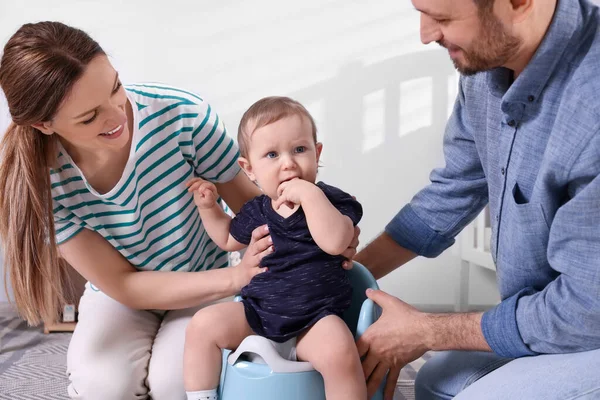 Padres Entrenando Hijo Para Sentarse Orinal Del Bebé Interiores —  Fotos de Stock