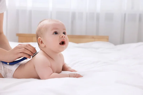 Barnläkare Undersöker Söt Liten Bebis Med Stetoskop Kliniken Närbild Plats — Stockfoto