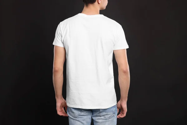 Uomo Con Una Shirt Bianca Sfondo Nero Vista Posteriore Mockup — Foto Stock