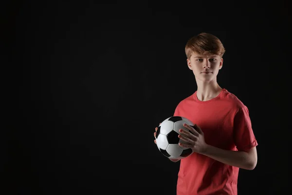 Tonårspojke Med Fotboll Svart Bakgrund Plats För Text — Stockfoto