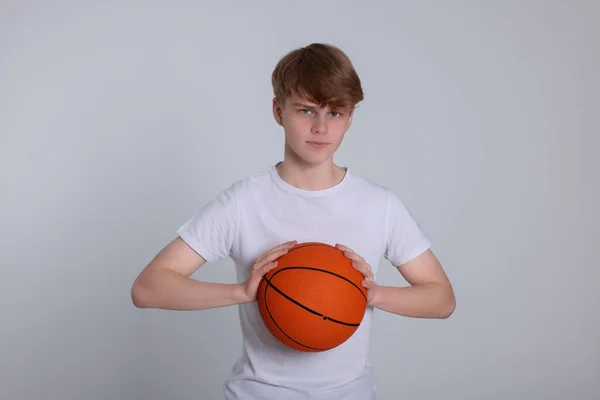 Remaja Laki Laki Dengan Bola Basket Pada Latar Belakang Abu — Stok Foto