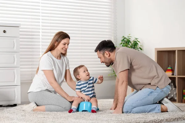 Padres Entrenando Hijo Para Sentarse Orinal Del Bebé Interiores —  Fotos de Stock