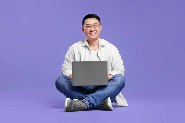 Happy Man Met Laptop Lila Achtergrond — Stockfoto