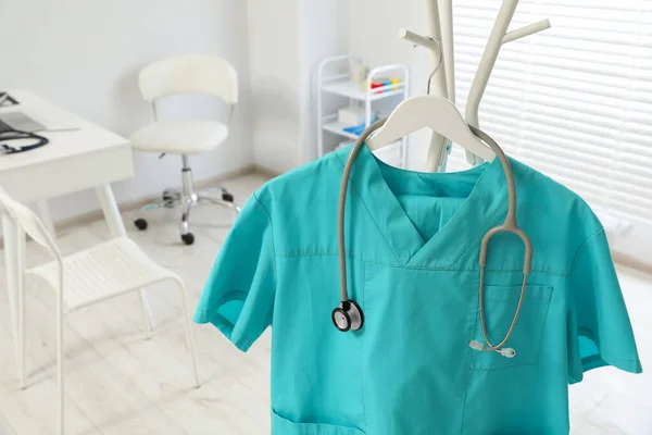 Uniforme Médical Turquoise Stéthoscope Sur Rack Clinique Gros Plan — Photo