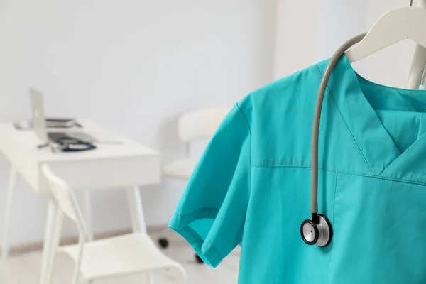 Turquoise Uniforme Médical Stéthoscope Sur Rack Clinique Gros Plan Espace — Photo