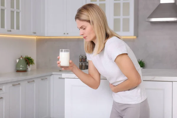 Kvinna Med Glas Mjölk Som Lider Laktosintolerans Köket Utrymme För — Stockfoto