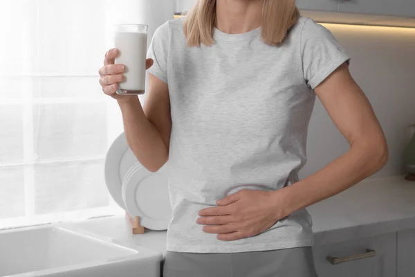 Kvinna Med Glas Mjölk Som Lider Laktosintolerans Köket Närbild — Stockfoto