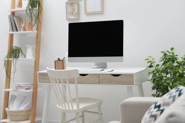 Przestronna Przestrzeń Robocza Biurkiem Krzesłem Komputerem Roślinami Doniczkowymi Domu — Zdjęcie stockowe