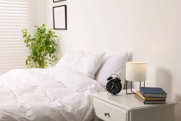 有舒适的床和床头柜的风格明亮的房间 室内设计 — 图库照片