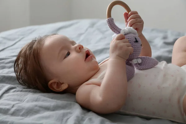 Cute Little Baby Zabawką Łóżku — Zdjęcie stockowe