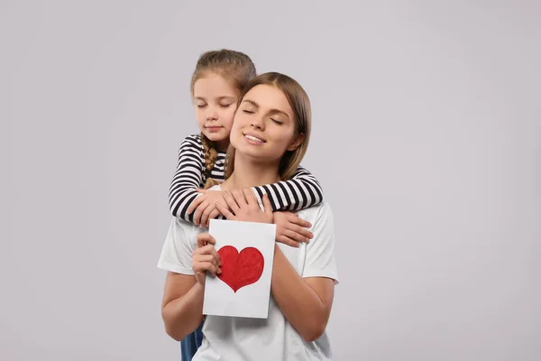 Küçük Kızı Annesini Tebrik Ediyor Beyaz Arka Planda Kartpostalla Mesaj — Stok fotoğraf