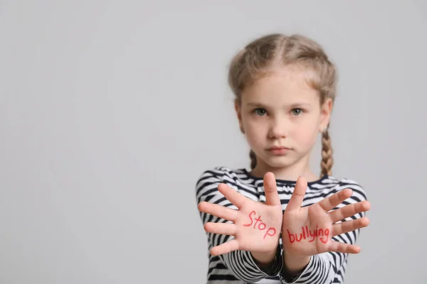 Dívka Ukazuje Ruce Frází Stop Šikaně Světle Šedém Pozadí Selektivní — Stock fotografie