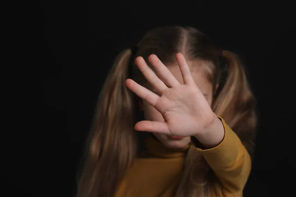 Mädchen Machen Stop Geste Vor Schwarzem Hintergrund Konzentrieren Sich Auf — Stockfoto