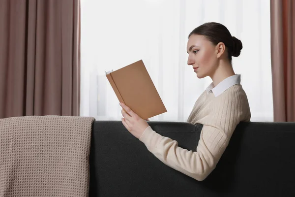Mujer Leyendo Libro Sofá Cerca Ventana Con Elegantes Cortinas Casa —  Fotos de Stock