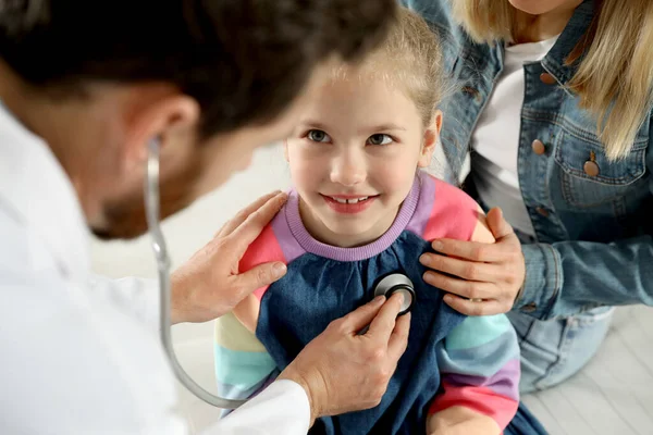Madre Hija Tienen Cita Con Médico Pediatra Examinando Paciente Con —  Fotos de Stock