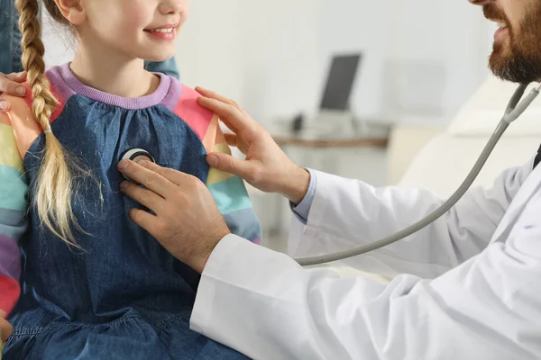 Pediatriker Undersöker Liten Patient Med Stetoskop Kliniken Närbild — Stockfoto