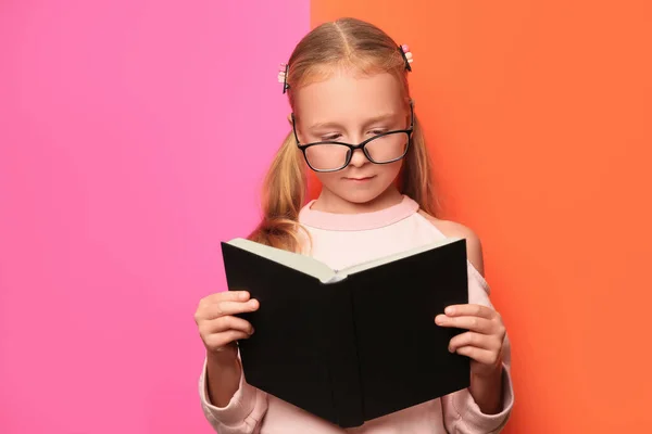 Cute Little Girl Okularach Książki Kolorowe Tło — Zdjęcie stockowe