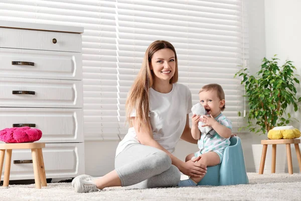 Madre Entrenando Hijo Para Sentarse Orinal Del Bebé Interior — Foto de Stock