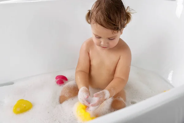 Nettes Kleines Mädchen Unter Schaumbad Mit Spielzeug Drinnen — Stockfoto