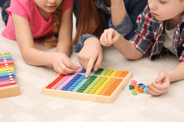 Mor Och Barn Leker Med Olika Färgglada Kuber Och Ekvationer — Stockfoto