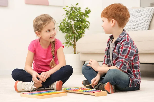 Crianças Brincando Com Diferentes Kits Jogos Matemática Chão Sala Estar — Fotografia de Stock