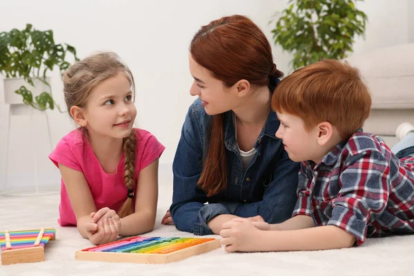 Madre Feliz Niños Jugando Con Diferentes Kits Juego Matemáticas Piso — Foto de Stock