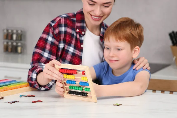 Glückliche Mutter Und Sohn Spielen Mit Abakus Weißen Marmortisch Der — Stockfoto