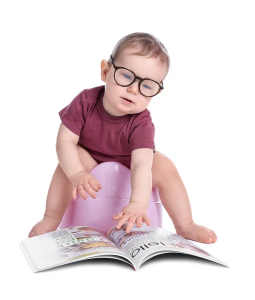 Kleines Kind Mit Brille Und Buch Sitzt Auf Babytöpfchen Vor — Stockfoto