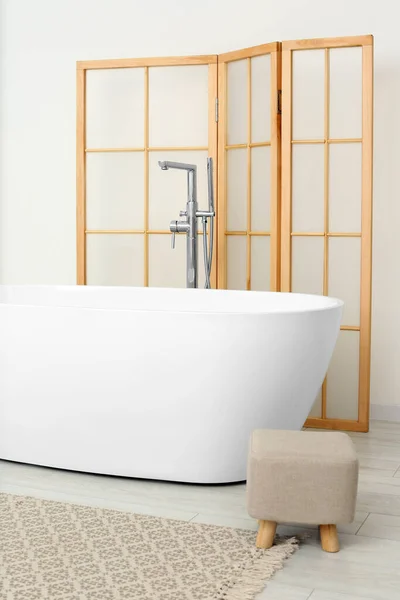 Belle Baignoire Blanche Pouf Dans Salle Bain Design Intérieur — Photo