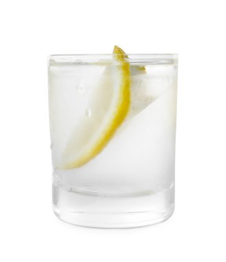 bardak votka üzerinde beyaz izole limon