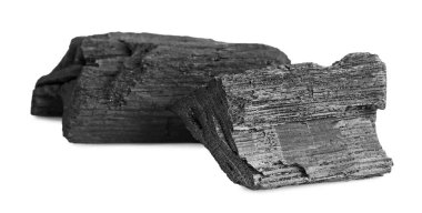 Beyaz üzerine izole edilmiş kömür parçaları. Mineral yatakları